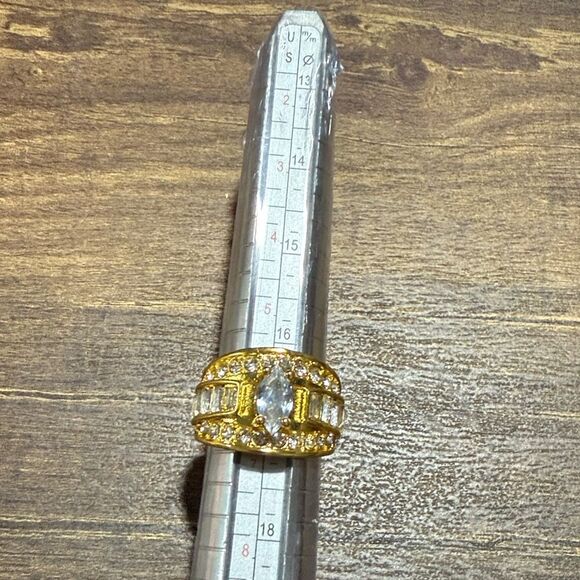 Elegant Gold Plated Zirconia Women's Ring - Picture 10 of 10